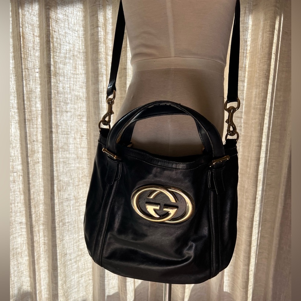Authentic Gucci purse color, black with gold hardware